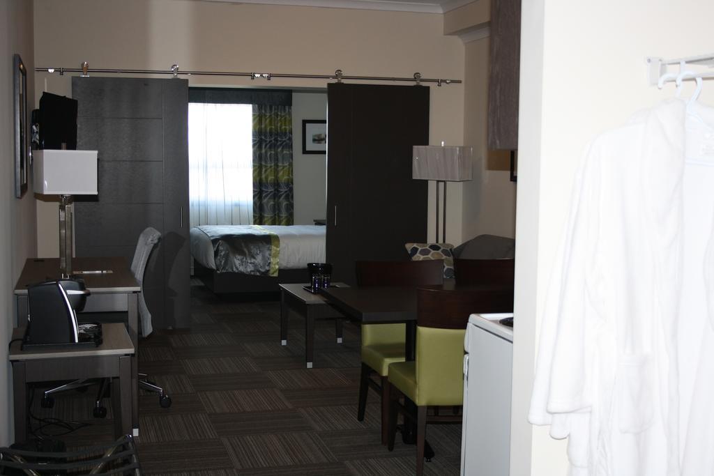 Crossroads Inn & Suites Paradise Extérieur photo