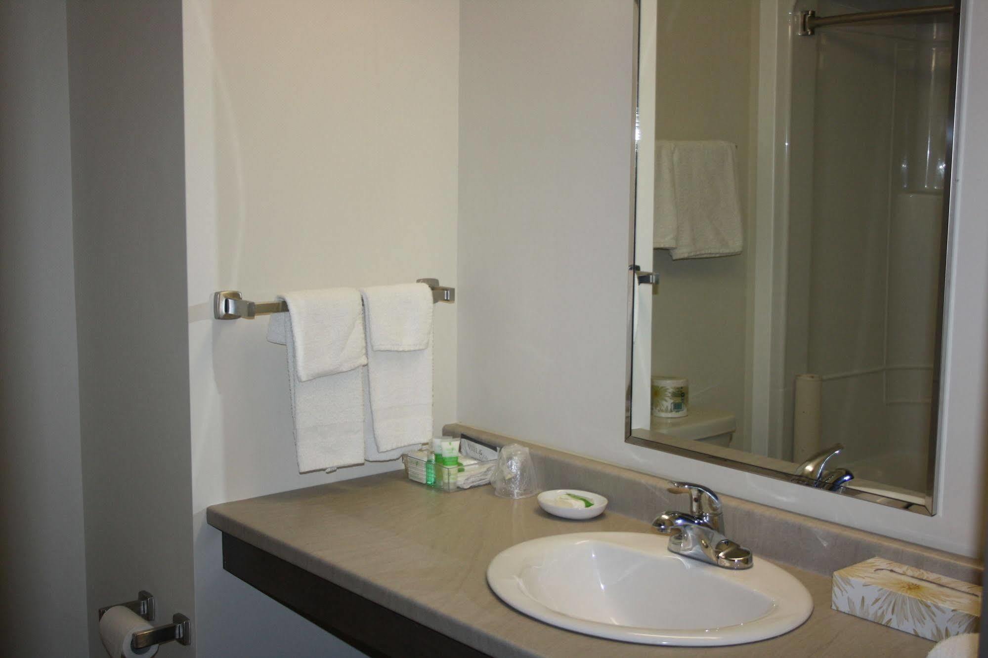 Crossroads Inn & Suites Paradise Extérieur photo