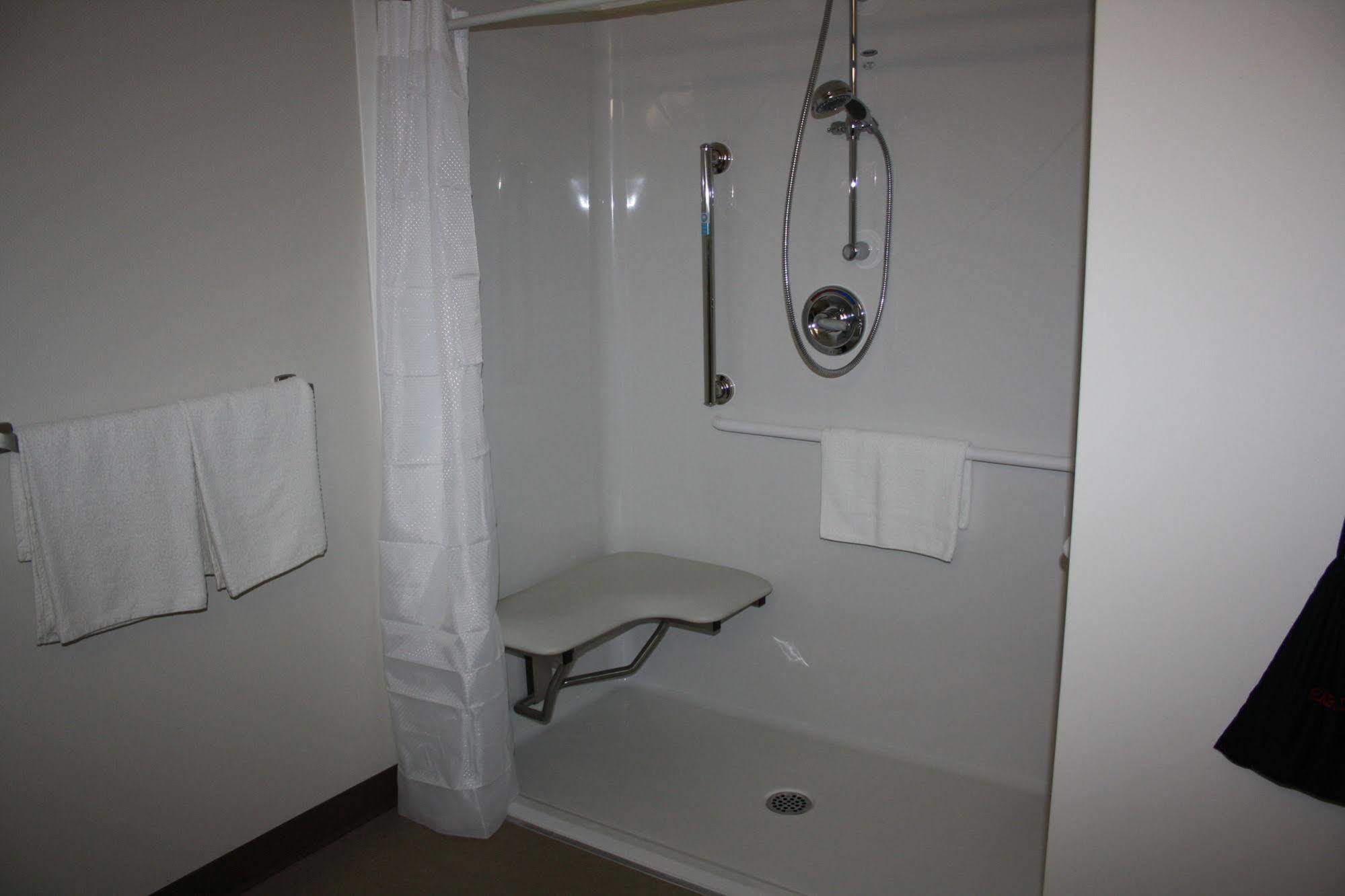 Crossroads Inn & Suites Paradise Extérieur photo