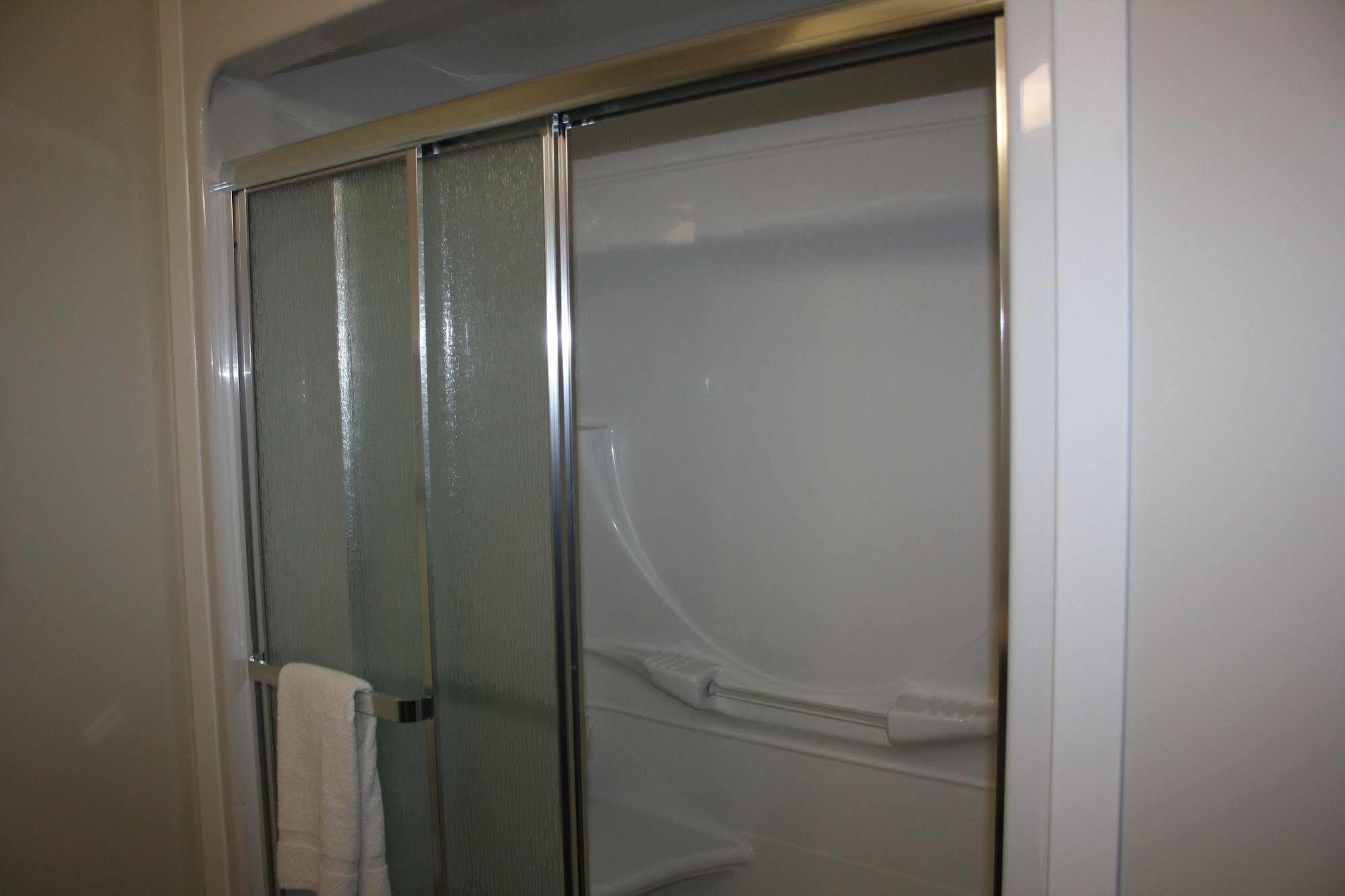 Crossroads Inn & Suites Paradise Extérieur photo