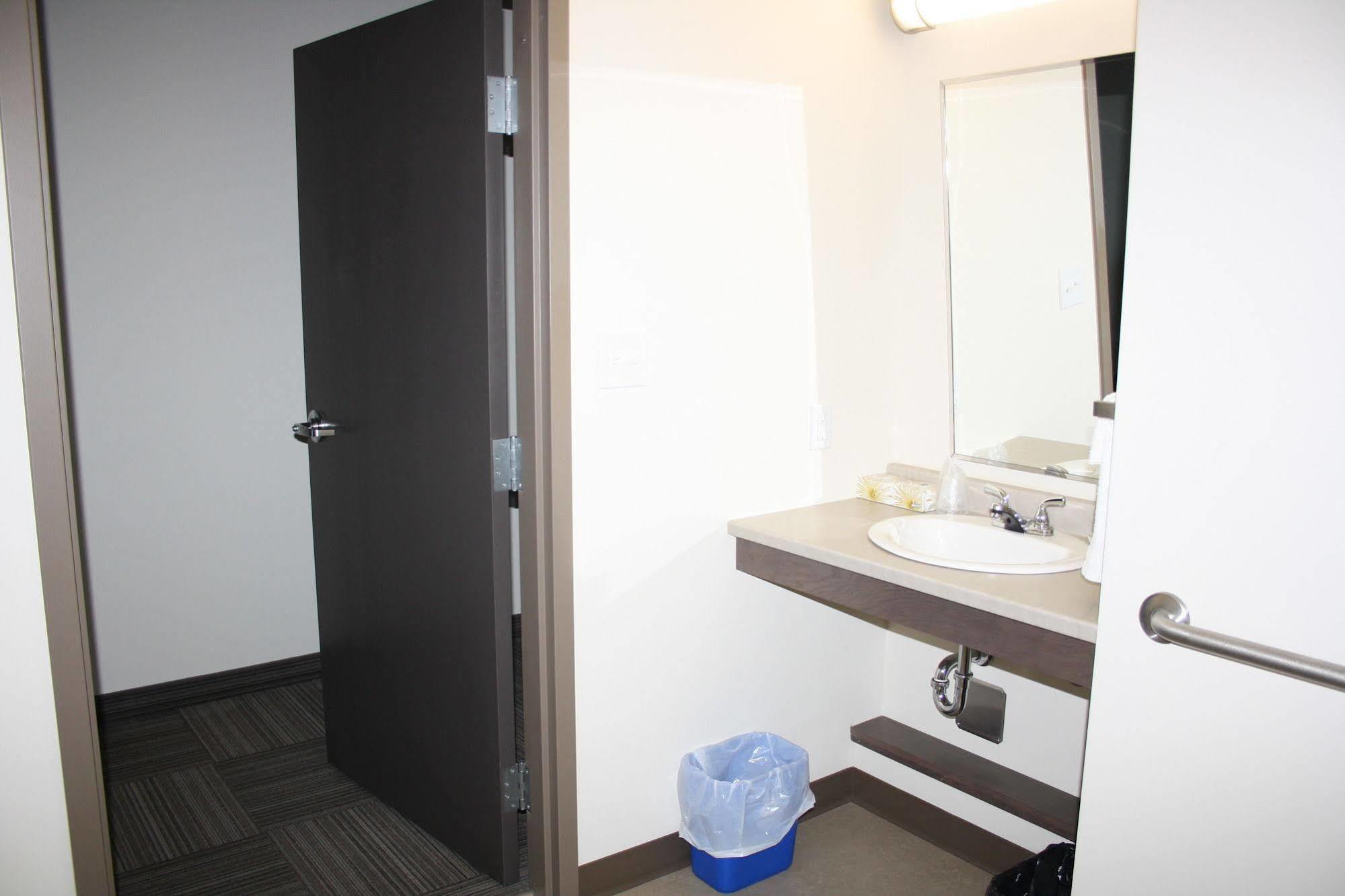 Crossroads Inn & Suites Paradise Extérieur photo
